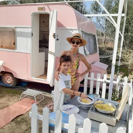 Mary 's Retro Caravan Eratini